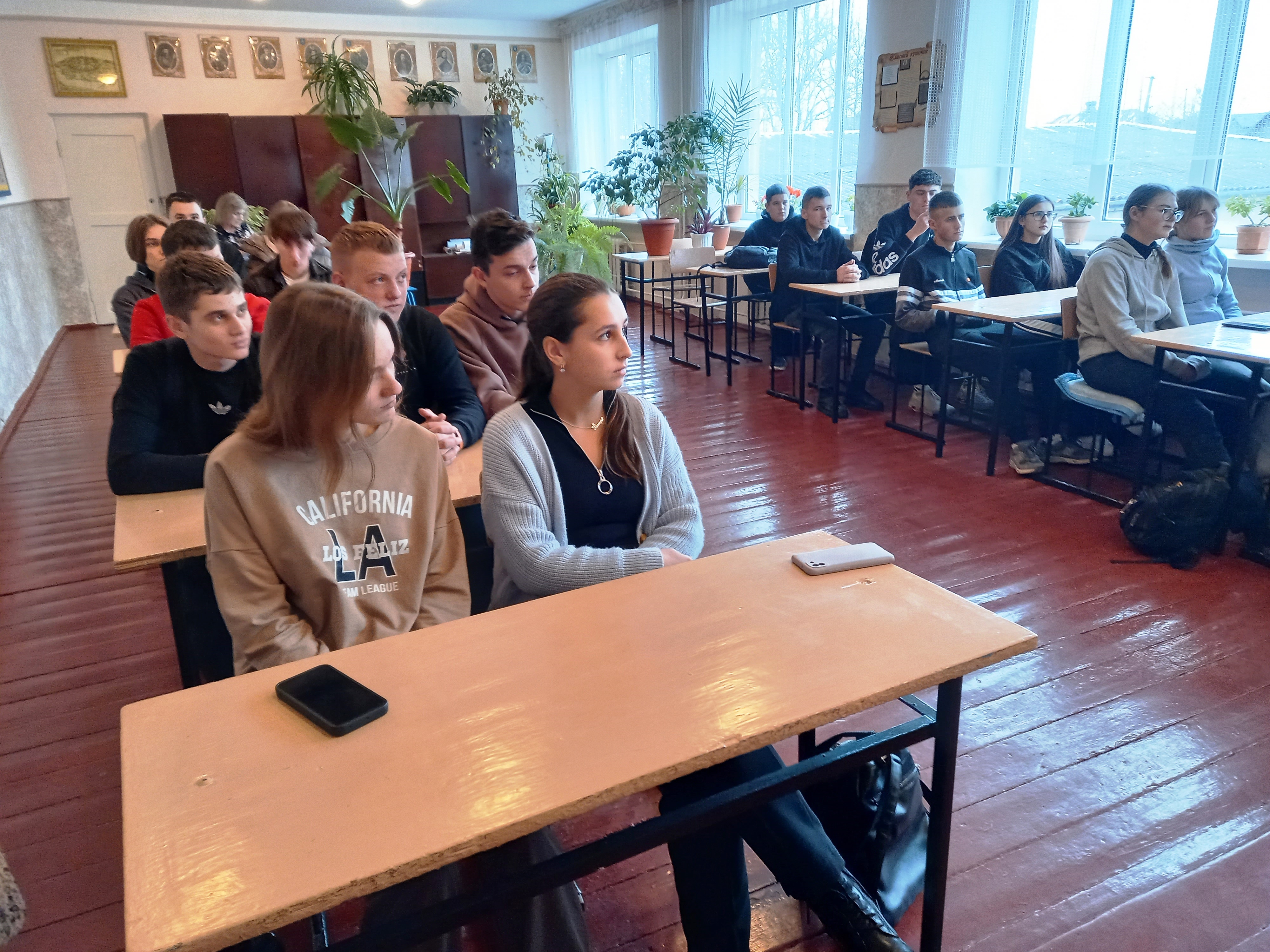 Одинадцятикласники  села Колодіївки на викладачами ТНПУ